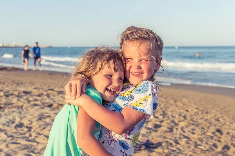 Zwei Kinder glücklich am Strand