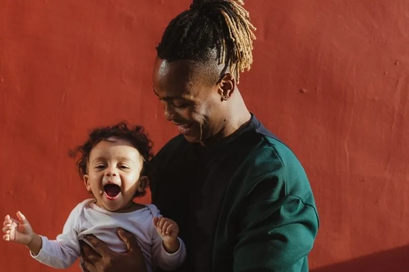 Ein Baby lacht mit seinem Vater