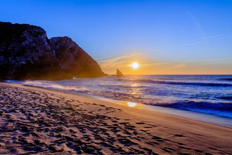 Sonnenstrand am wunderschönen Strand in Portugal