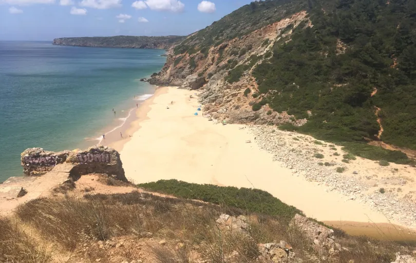 Einsamer Strand an der südlichen Algarve in Portugal