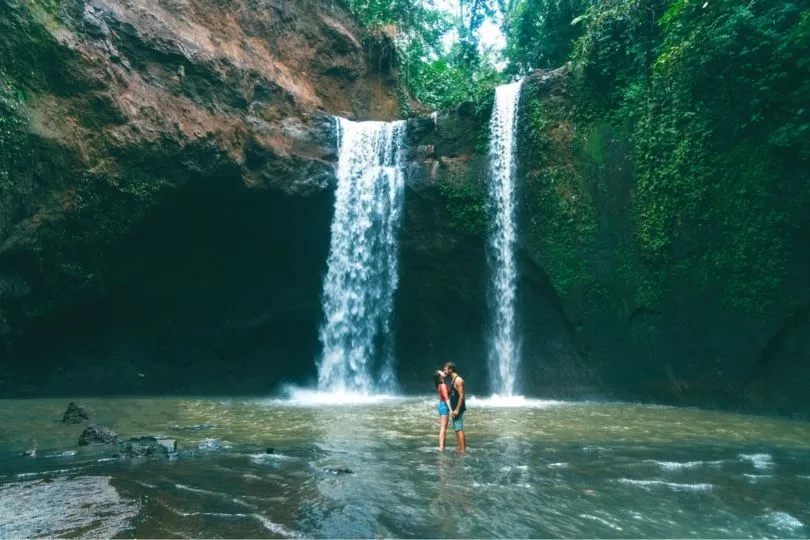 Romantischer Honeymoon: Baden unterm Wasserfall