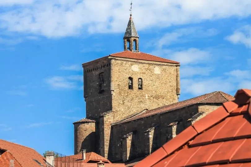 Ein Kirchturm in Isaba Navarra