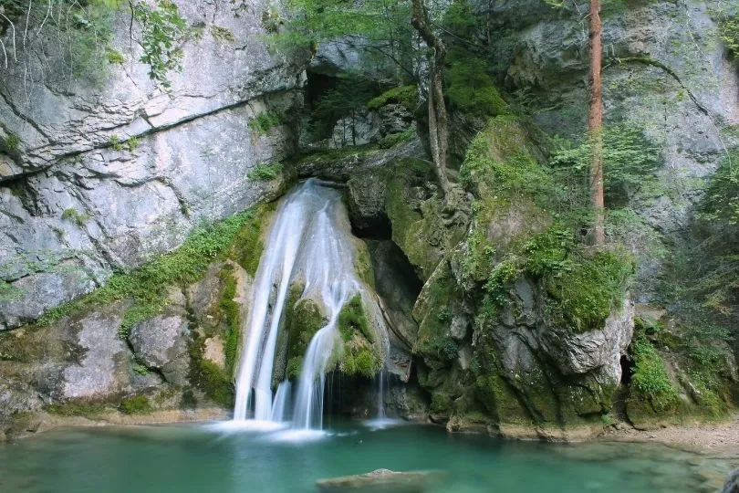 Ein Wasserfall im Nationalpark in Navarra