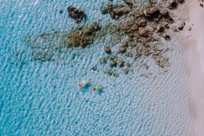 Paar im Wasser in Griechenland