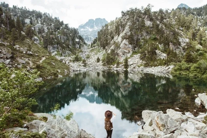 Eine Person steht in Spanien vor einem See