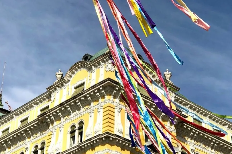 Bunt geschmückte Straßen beim Karneval in Kroatien