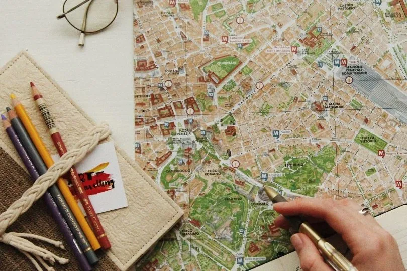 Reiseplanung mit einer Karte und Stift