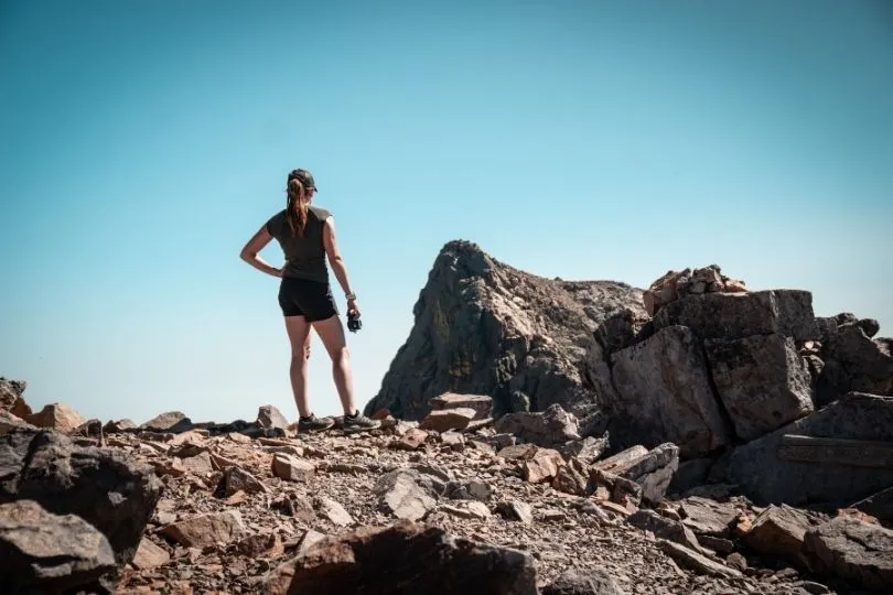 Eine Frau steht auf einem Berg in Armenien