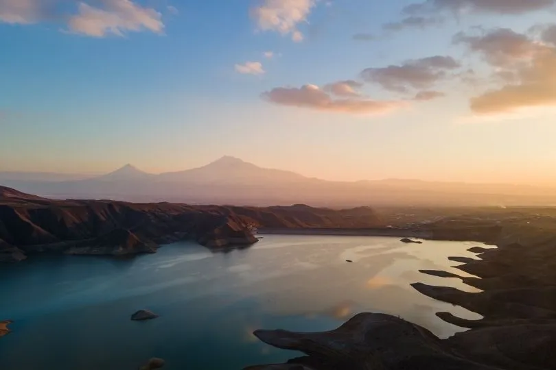 Wunderschöner Blick auf den Ararat Berg bei Sonnenuntergang