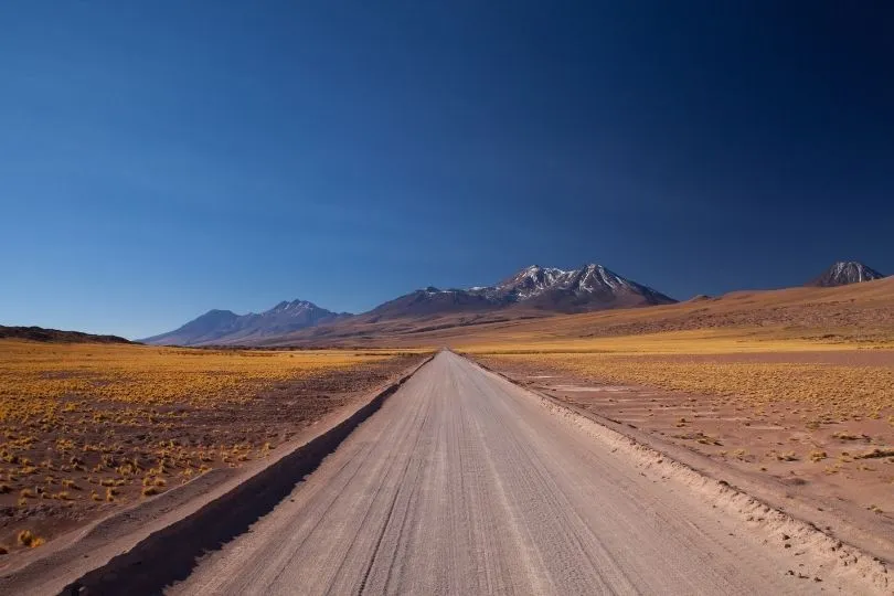 Eine Straße durch die Atacama Wüste in Chile