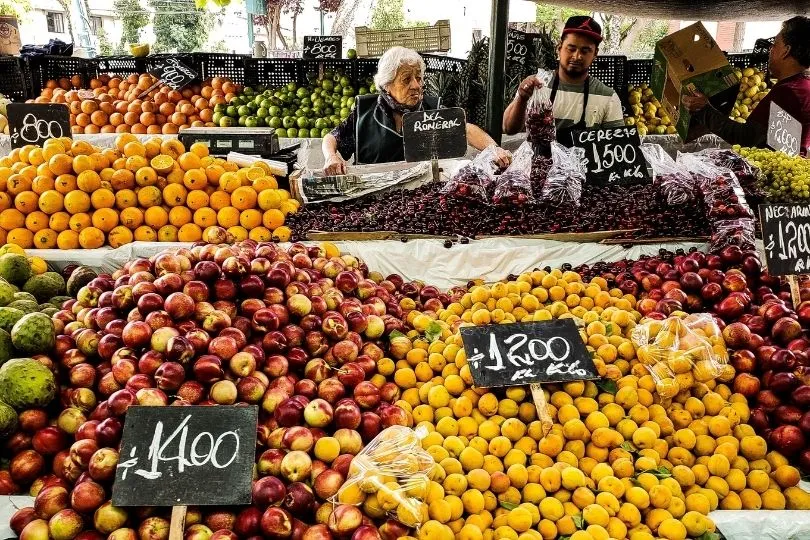 Ein Stand voller Früchte auf einem Markt in Santiago, Chile