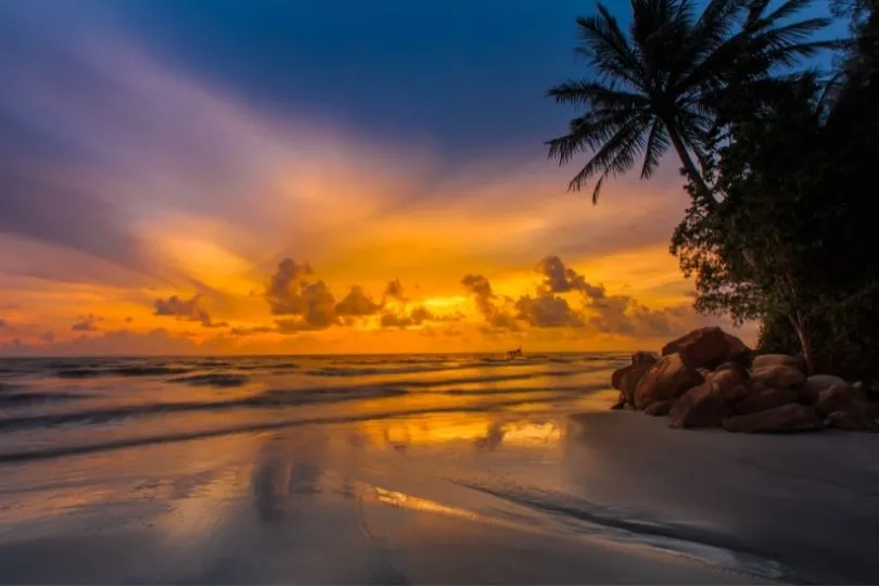 Wunderschönes Reiseziel: Sonnenuntergang am Strand in Kambodscha