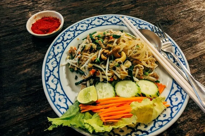 Ein teller mit Pad Thai