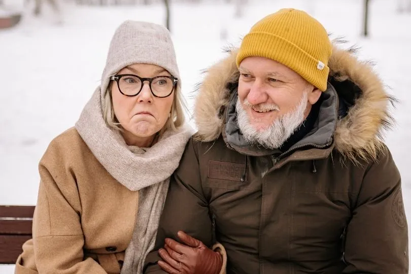 Ein Paar während ihres Winterurlaubes in Slowenien