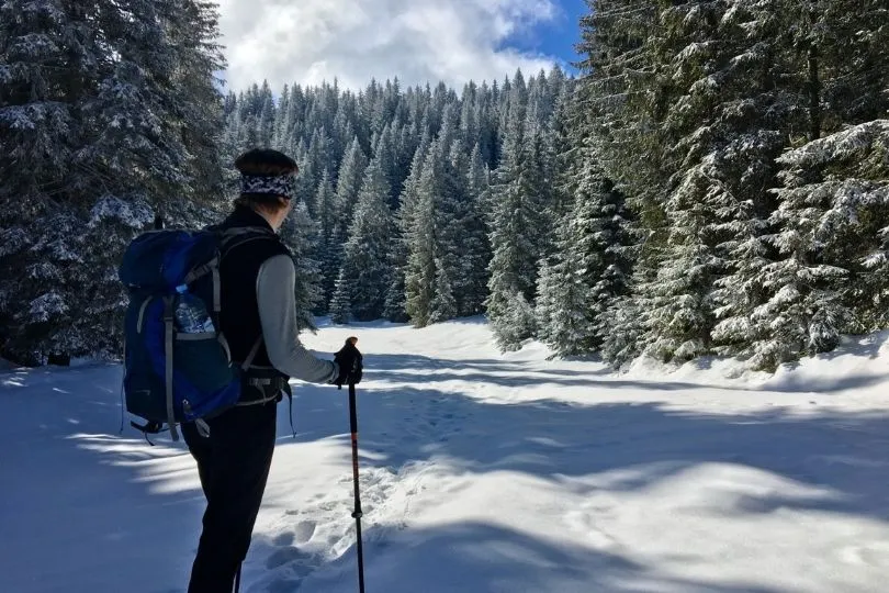 Ein Mensch wandert in Slowenien durch den Schnee