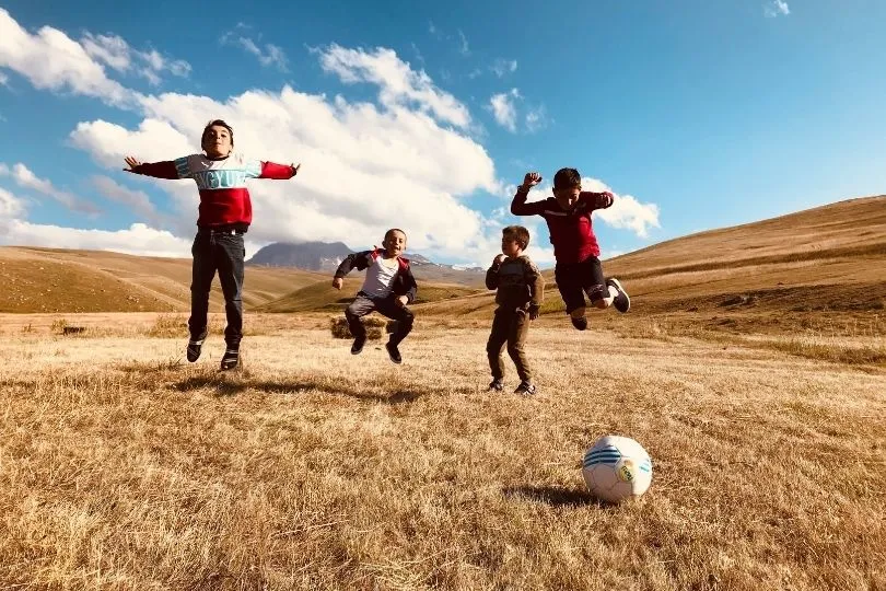 Kinder in Armenien, die Fußball spielen