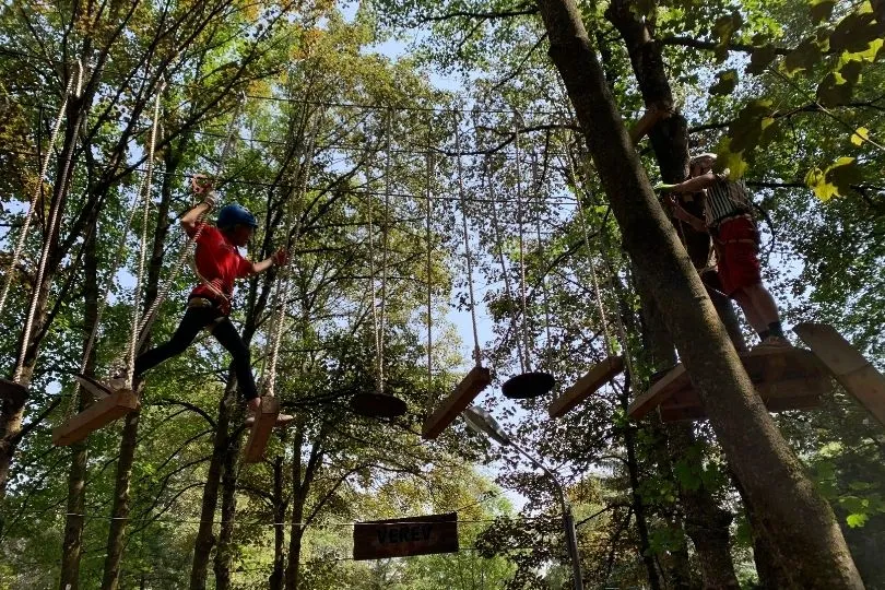 Ein Kind klettert im Dilijan Aktionpark