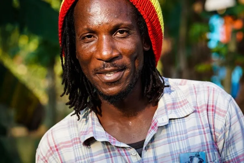Ein Mann in Jamaika lächelt in die Kamera