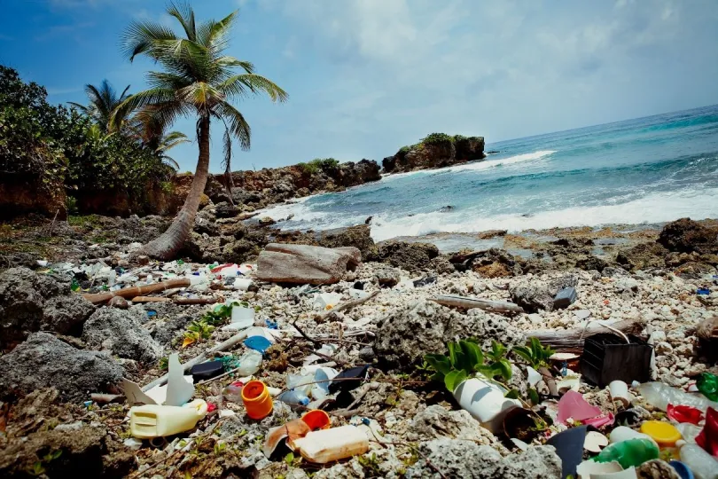 Plastikmüll am Strand von Jamaika