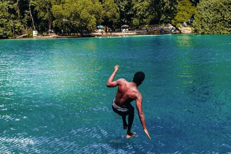 Eine Person springt ins Wasser in jamaika