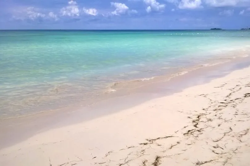 Seven Mile Beach auf Jamaika: Türkises Meer und feiner Sand