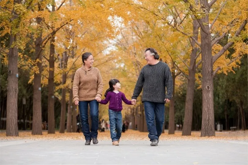 Eine Familie spaziert im Herbst