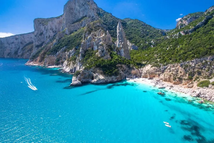 Traumhafter Strand: Die Cala Galoritzè auf Sardinien