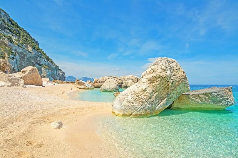 Strand mit türkisblauem Wasser: Die Cala Marilou auf Sardinien