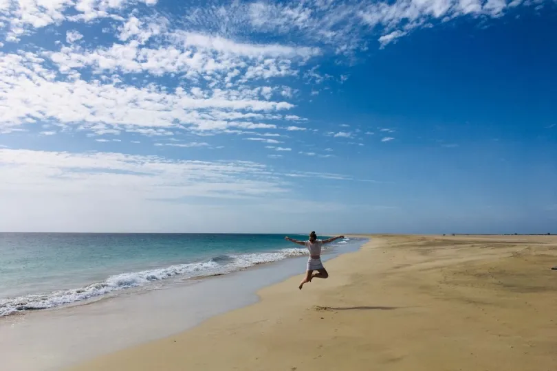 Einsamer Strand in der Nebensaison