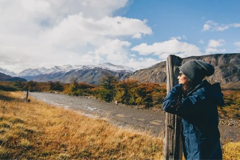 Eine Frau am Wanderweg des Nationalparks Los Glaciares