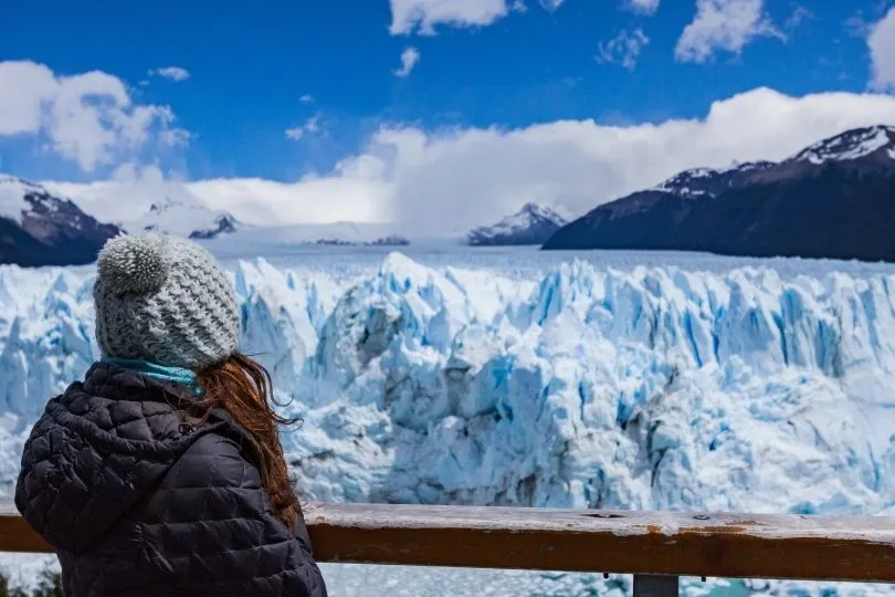 Eine Person am Perito Moreno Gletscher Patagonien