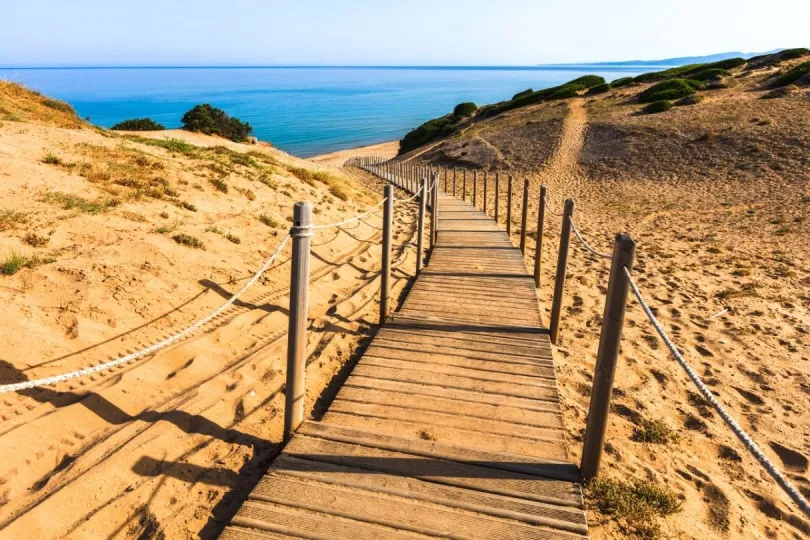 Der lange Steg führt zur Spiagga Scivu auf Sardinien