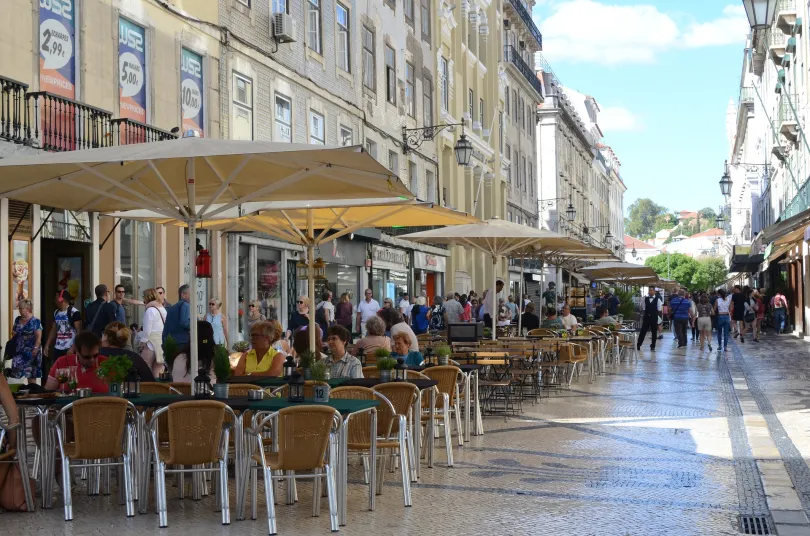 Straat met restaurants in Portugal