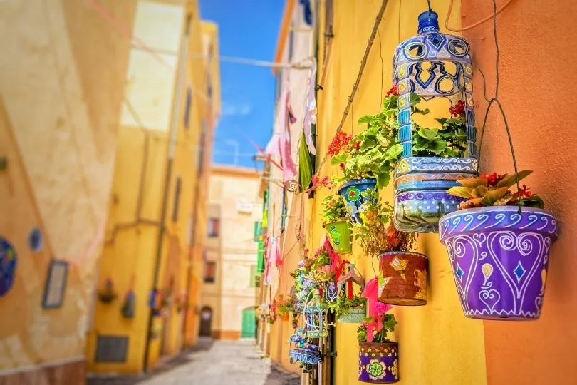 Das bunte Zentrum von Alghero in Sardinien