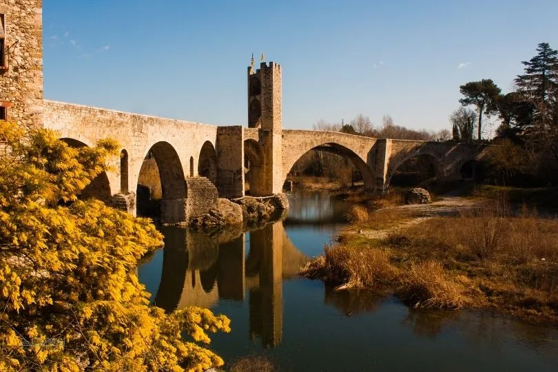 Zeitreise in Besalú, Katalonien: Eine Sehenswürdigkeit aus dem Mittalter