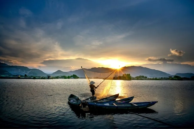 Fischer vor dem Sonnenuntergang in Laos