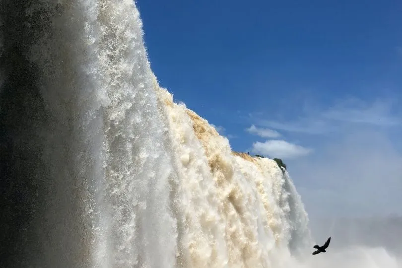 Gigantische Wassermassen der Iguazú Wasserfälle