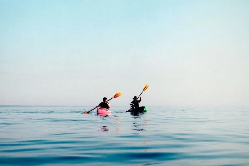 Zwei Kajak-Fahrer auf einem See in Sardinien