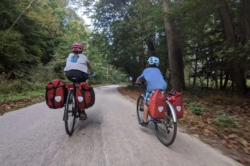 Eine Familie fährt Fahrrad in Katalonien