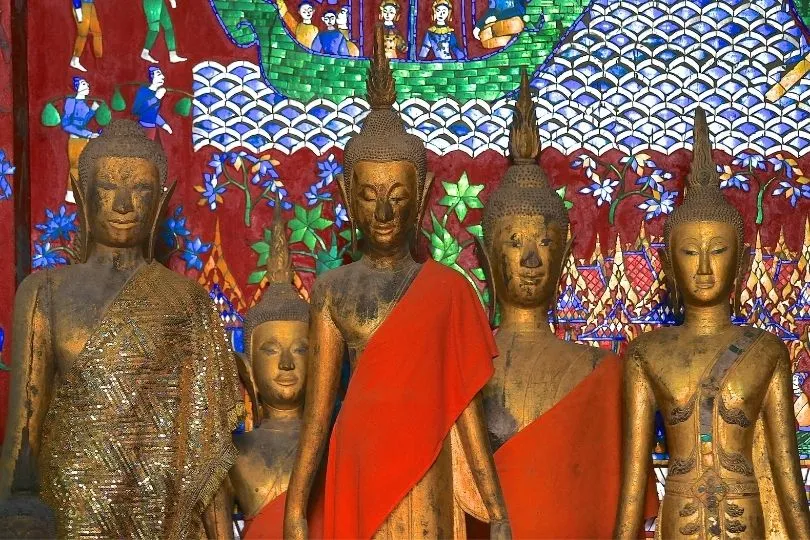 Bunte Figuren im Tempel in Luang Prabang