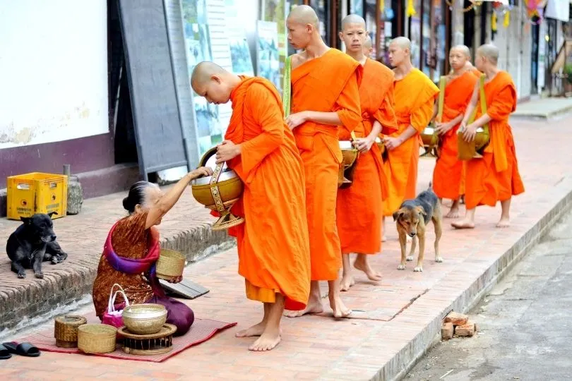 Mönche Almosengang Luang Prabang