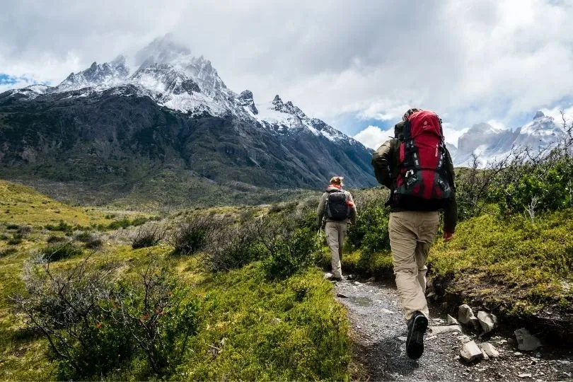 Zwei Personen auf der W Wanderung in Patagonien