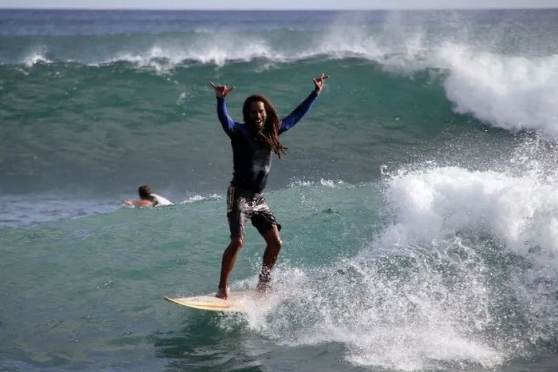 Unser Reiseexperte auf den Kapverden beim Surfen