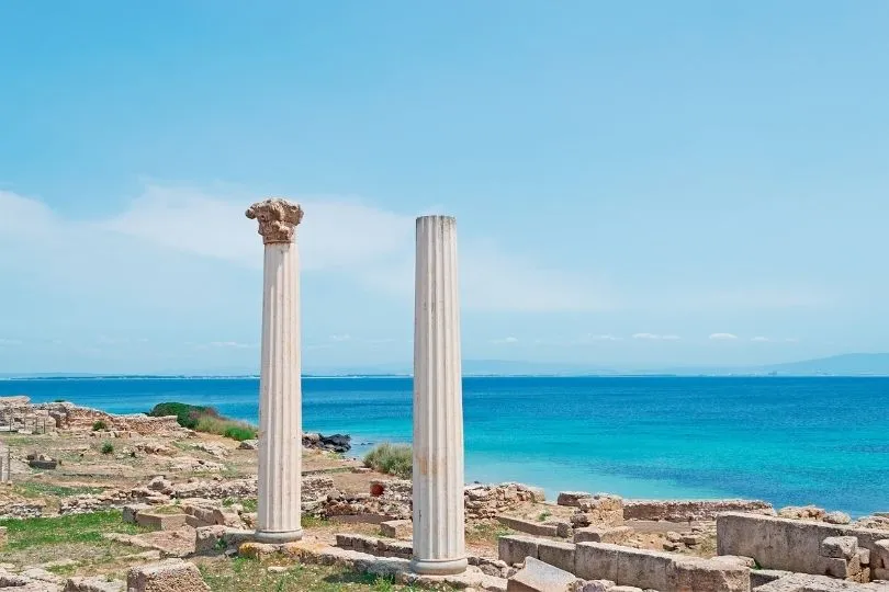 Tauche in die Geschichte Sardiniens ein