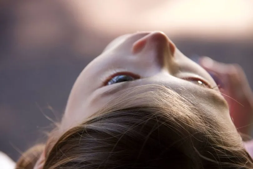 Ein Kind schaut mit staunenden Augen nach oben