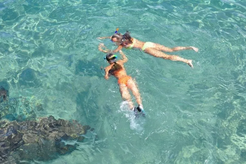 Zwei Kinder schnorcheln im Meer