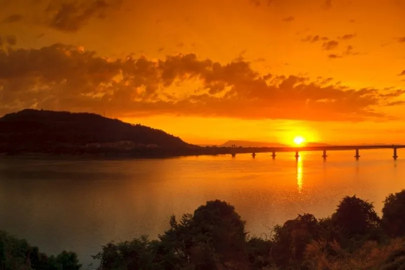 Die sehenswerte Lao-Nippon Brücke bei Sonnenuntergang