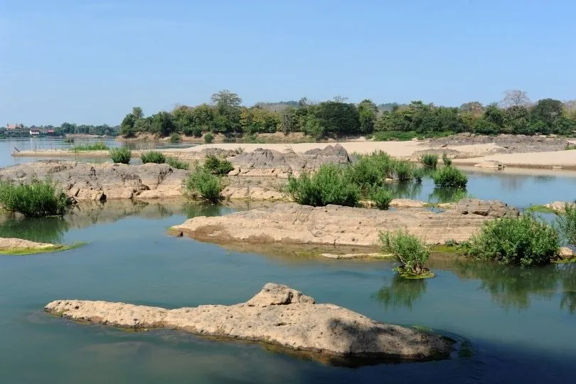 Entspannter Stop auf deiner Laos Rundreise am Ufer des Mekongs