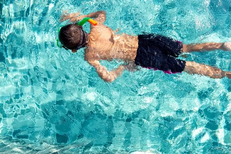 Ein Kind schwimmt in einem Pool in Südafrika