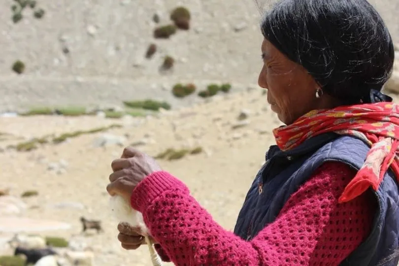 Eine Handwerkerin in Ladakh